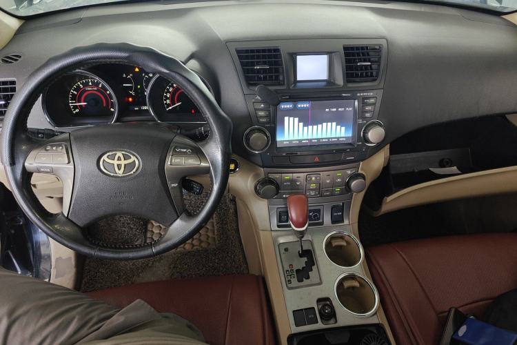 Used Toyota Highlander 2011 2.7L Two-Wheel Drive 7-Seater Luxury Navigation Edition Center Console