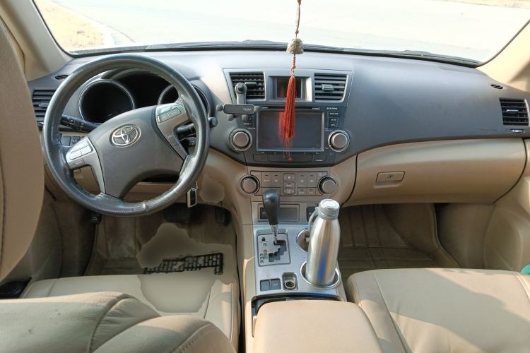 Used Toyota Highlander 2011 2.7L Two-Wheel Drive 7-Seater Luxury Edition Center Console