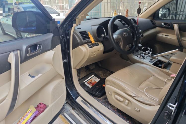 Used Toyota Highlander 2011 2.7L Two-Wheel Drive 7-Seater Luxury Edition Driver Seat