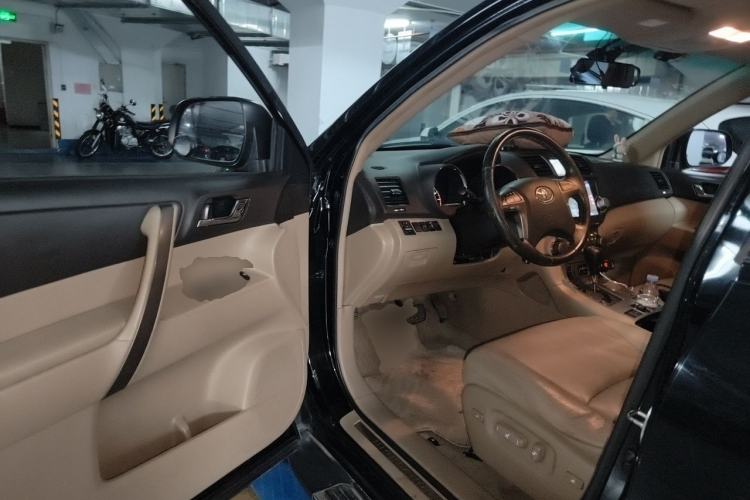 Used Toyota Highlander 2011 2.7L Two-Wheel Drive 7-Seater Luxury Edition Driver Seat