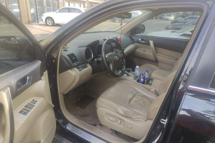 Used Toyota Highlander 2011 2.7L Two-Wheel Drive 7-Seater Luxury Edition Driver Seat