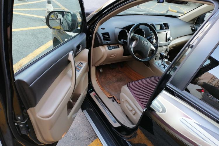 Used Toyota Highlander 2011 2.7L Two-Wheel Drive 7-Seater Luxury Edition Driver Seat