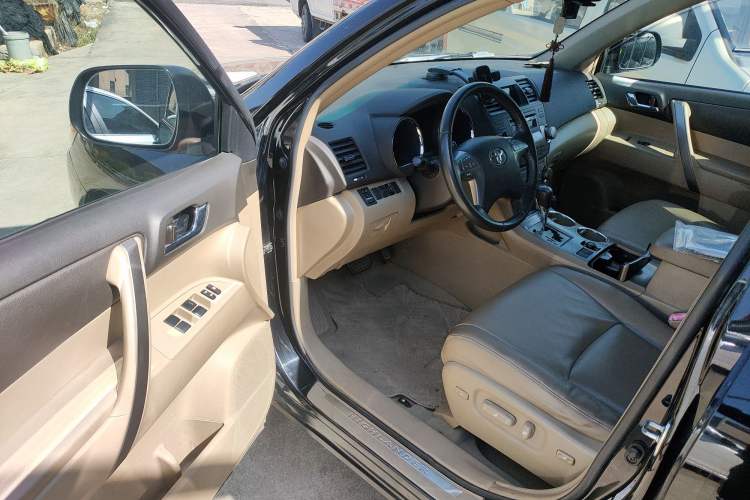 Used Toyota Highlander 2011 2.7L Two-Wheel Drive 7-Seater Luxury Edition Driver Seat