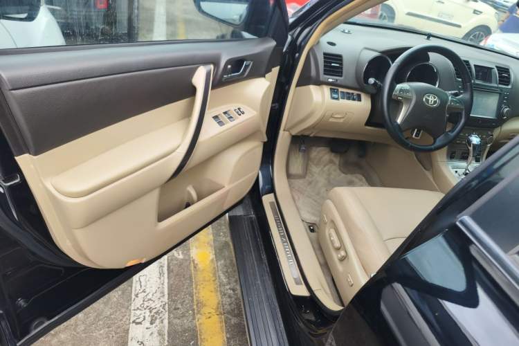 Used Toyota Highlander 2011 2.7L Two-Wheel Drive 7-Seater Luxury Edition Driver Seat