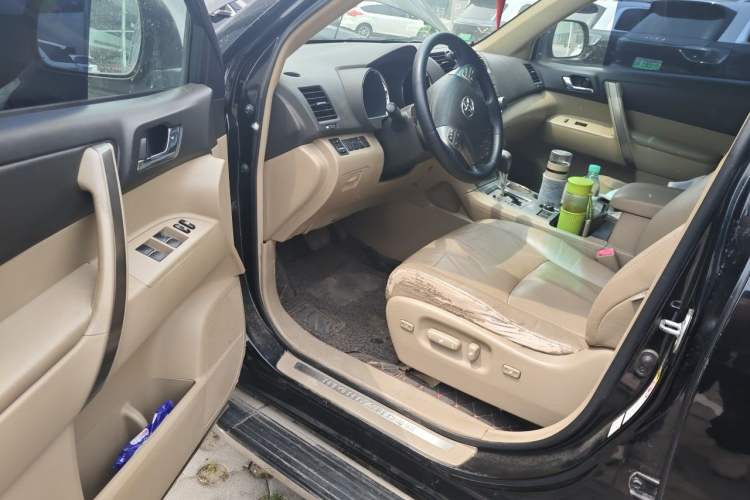Used Toyota Highlander 2011 2.7L Two-Wheel Drive 7-Seater Luxury Edition Driver Seat