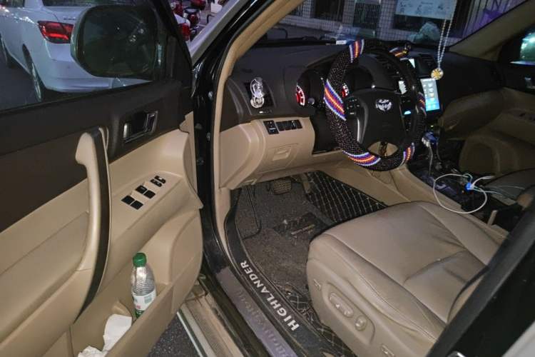 Used Toyota Highlander 2011 2.7L Two-Wheel Drive 7-Seater Luxury Edition Driver Seat