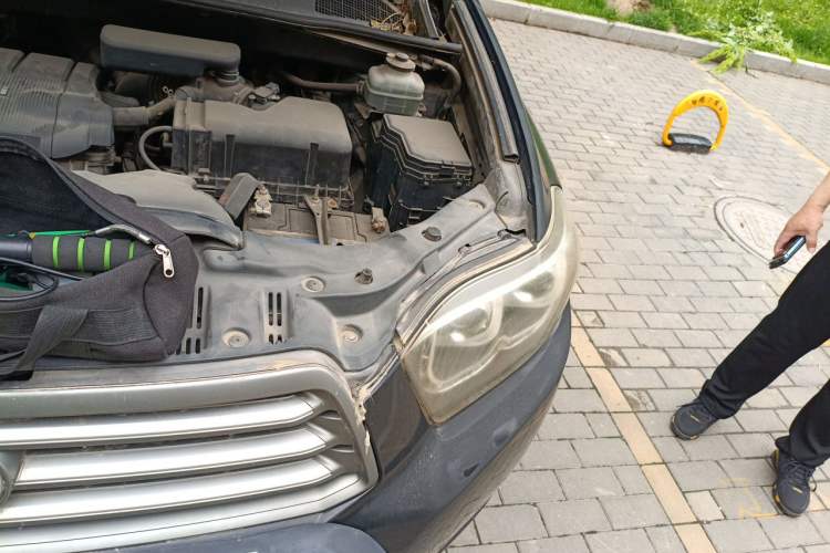 Used Toyota Highlander 2011 2.7L Two-Wheel Drive 5-Seater Elite Edition Engine Bay Left