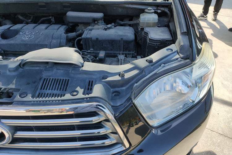 Used Toyota Highlander 2011 2.7L Two-Wheel Drive 7-Seater Luxury Edition Engine Bay Left