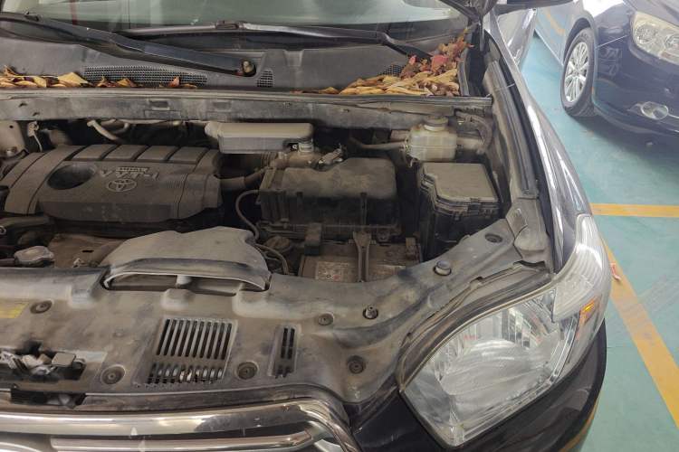 Used Toyota Highlander 2011 2.7L Two-Wheel Drive 7-Seater Luxury Navigation Edition Engine Bay Left