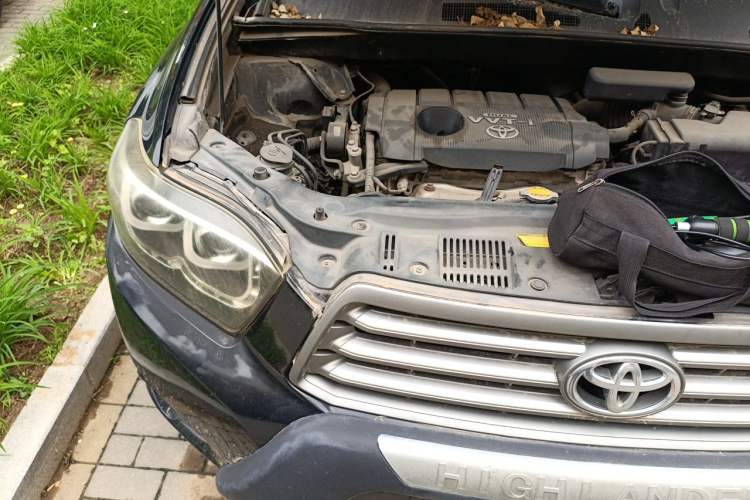 Used Toyota Highlander 2011 2.7L Two-Wheel Drive 5-Seater Elite Edition Engine Bay Right