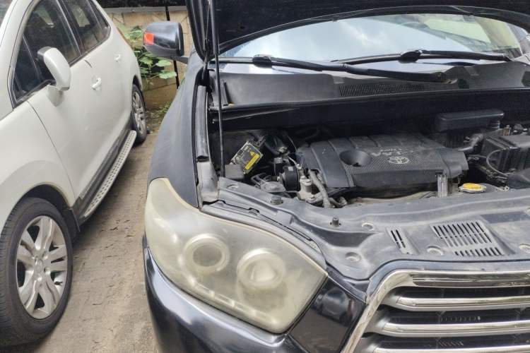 Used Toyota Highlander 2011 2.7L Two-Wheel Drive 7-Seater Luxury Edition Engine Bay Right
