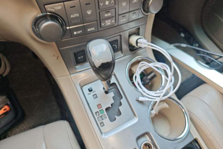 Used Toyota Highlander 2011 2.7L Two-Wheel Drive 7-Seater Luxury Edition Gear Lever