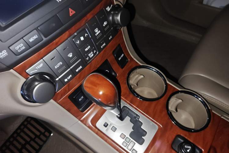 Used Toyota Highlander 2011 2.7L Two-Wheel Drive 7-Seater Supreme Edition Gear Lever