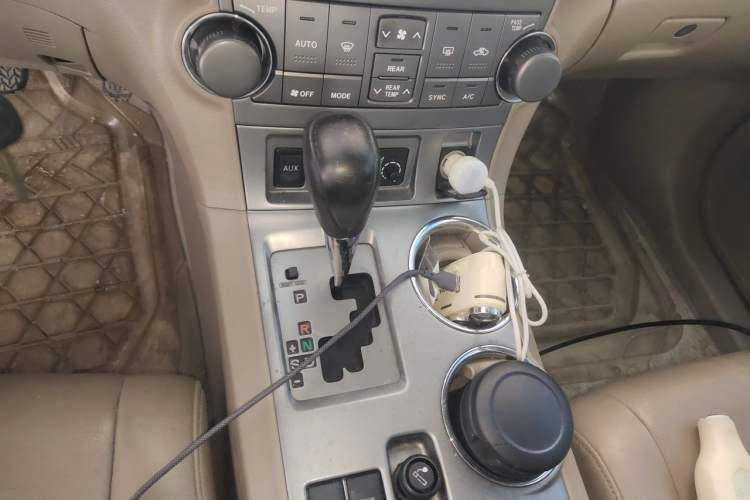 Used Toyota Highlander 2011 2.7L Two-Wheel Drive 7-Seater Luxury Edition Gear Lever