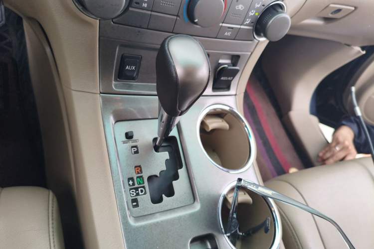 Used Toyota Highlander 2011 2.7L Two-Wheel Drive 5-Seater Sport Edition Gear Lever