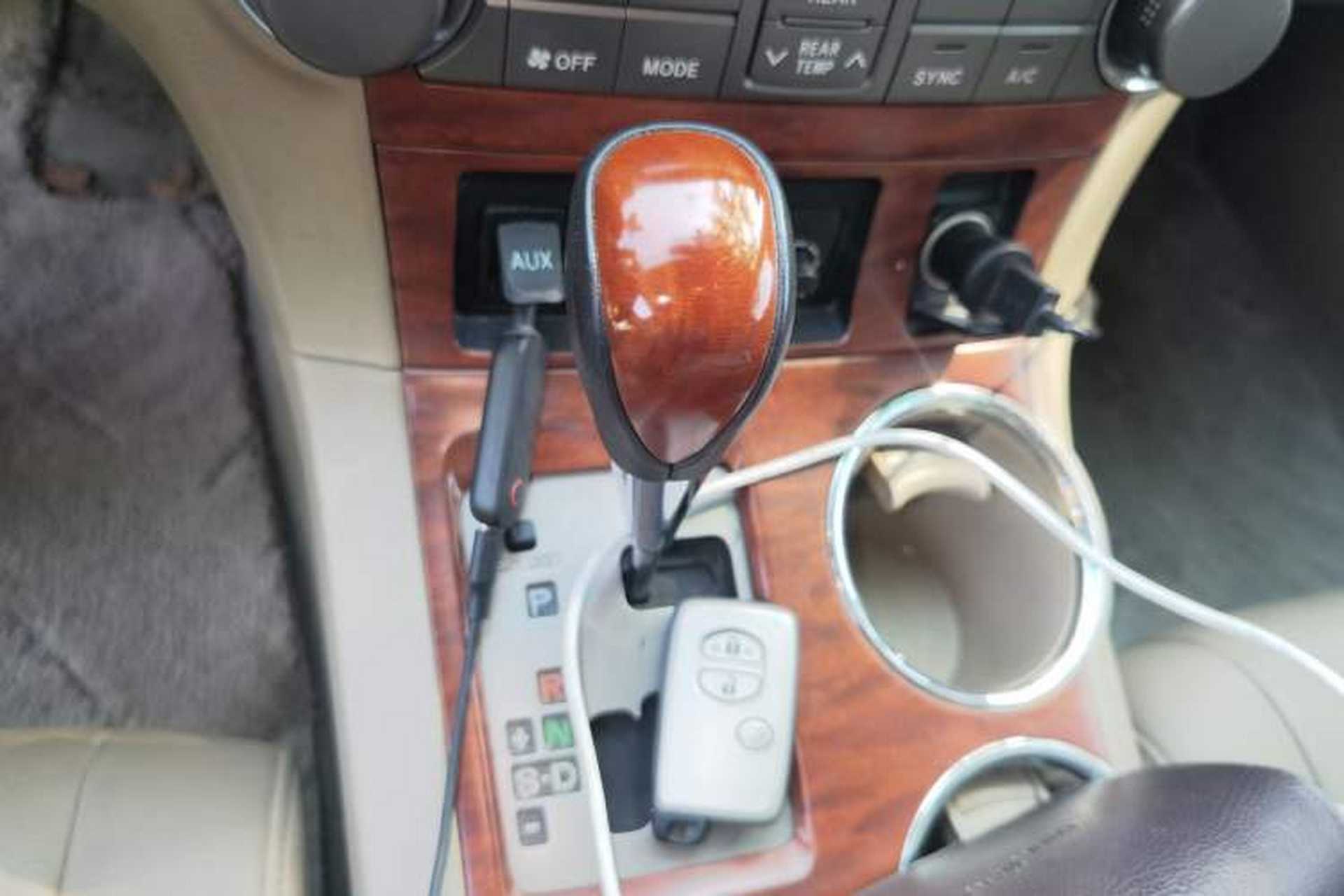 Used Toyota Highlander 2011 2.7L Two-Wheel Drive 7-Seater Supreme Edition Gear Lever