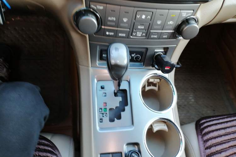 Used Toyota Highlander 2011 2.7L Two-Wheel Drive 7-Seater Luxury Edition Gear Lever