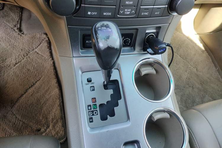 Used Toyota Highlander 2011 2.7L Two-Wheel Drive 7-Seater Luxury Edition Gear Lever