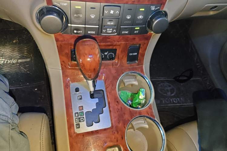 Used Toyota Highlander 2011 2.7L Two-Wheel Drive 7-Seater Luxury Edition Gear Lever