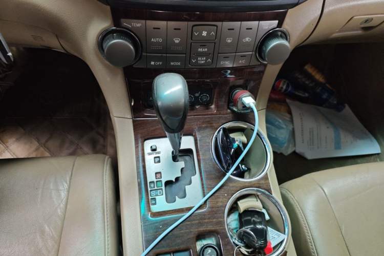 Used Toyota Highlander 2011 2.7L Two-Wheel Drive 7-Seater Luxury Edition Gear Lever