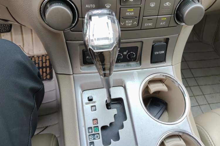 Used Toyota Highlander 2011 2.7L Two-Wheel Drive 7-Seater Luxury Edition Gear Lever