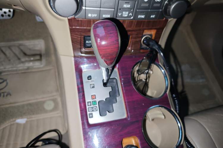 Used Toyota Highlander 2011 2.7L Two-Wheel Drive 7-Seater Luxury Edition Gear Lever