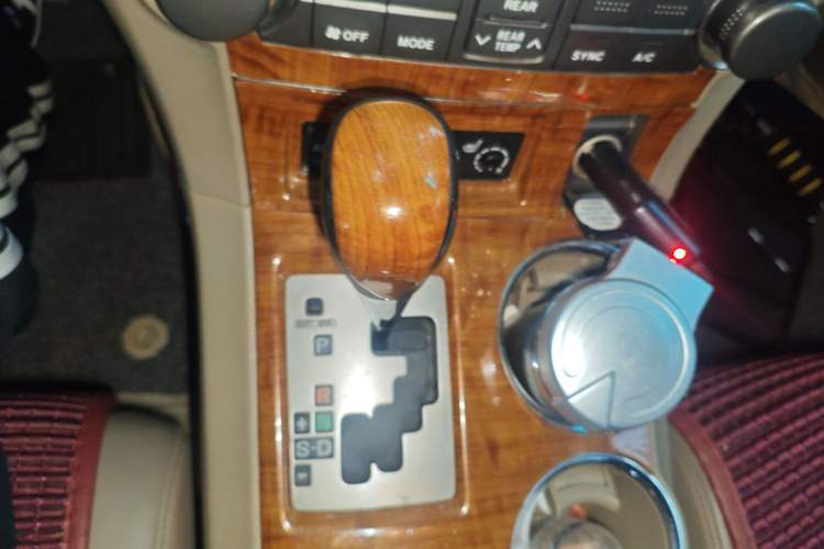 Used Toyota Highlander 2011 2.7L Two-Wheel Drive 7-Seater Luxury Edition Gear Lever