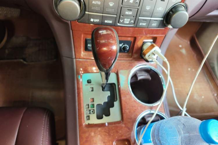 Used Toyota Highlander 2011 2.7L Two-Wheel Drive 7-Seater Luxury Edition Gear Lever