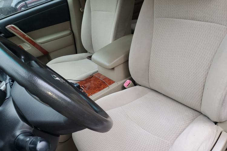 Used Toyota Highlander 2011 2.7L Two-Wheel Drive 7-Seater Elite Edition Left Front Seat
