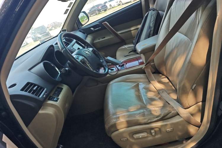 Used Toyota Highlander 2011 2.7L Two-Wheel Drive 7-Seater Supreme Edition Left Front Seat