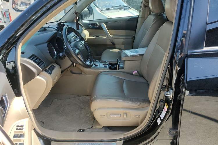 Used Toyota Highlander 2011 2.7L Two-Wheel Drive 7-Seater Luxury Edition Left Front Seat