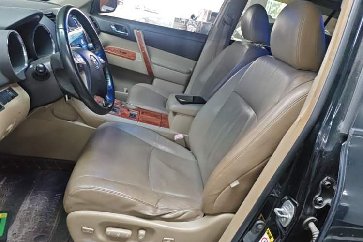 Used Toyota Highlander 2011 2.7L Two-Wheel Drive 7-Seater Luxury Edition Left Front Seat