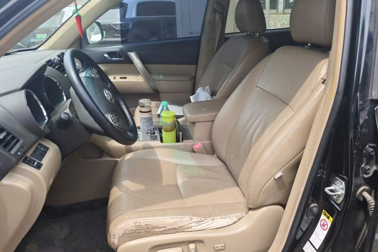 Used Toyota Highlander 2011 2.7L Two-Wheel Drive 7-Seater Luxury Edition Left Front Seat