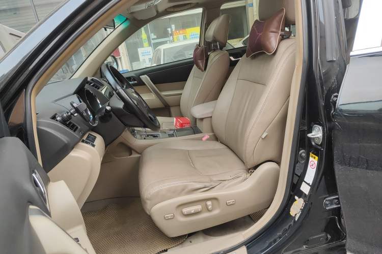 Used Toyota Highlander 2011 2.7L Two-Wheel Drive 7-Seater Luxury Edition Left Front Seat