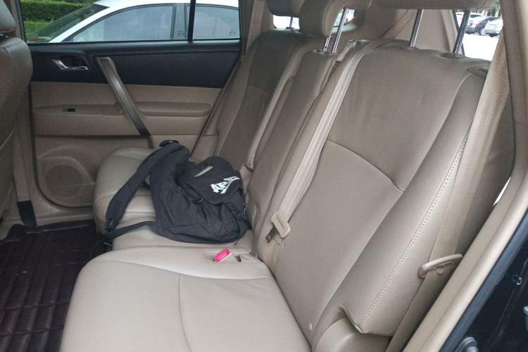 Used Toyota Highlander 2011 2.7L Two-Wheel Drive 7-Seater Luxury Edition Left Rear Seat