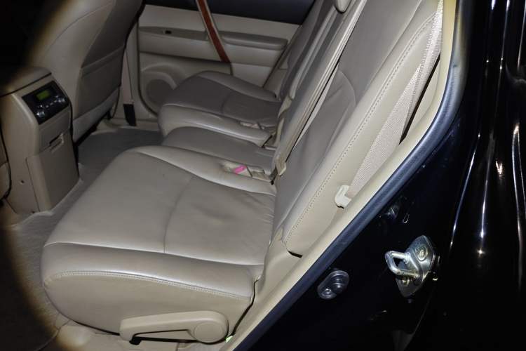 Used Toyota Highlander 2011 2.7L Two-Wheel Drive 7-Seater Supreme Edition Left Rear Seat