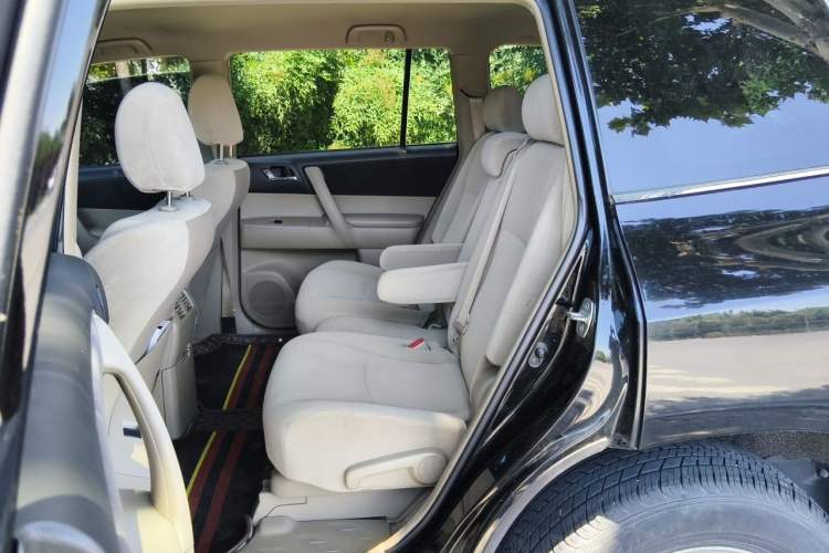 Used Toyota Highlander 2011 2.7L Two-Wheel Drive 5-Seater Elite Edition Left Rear Seat