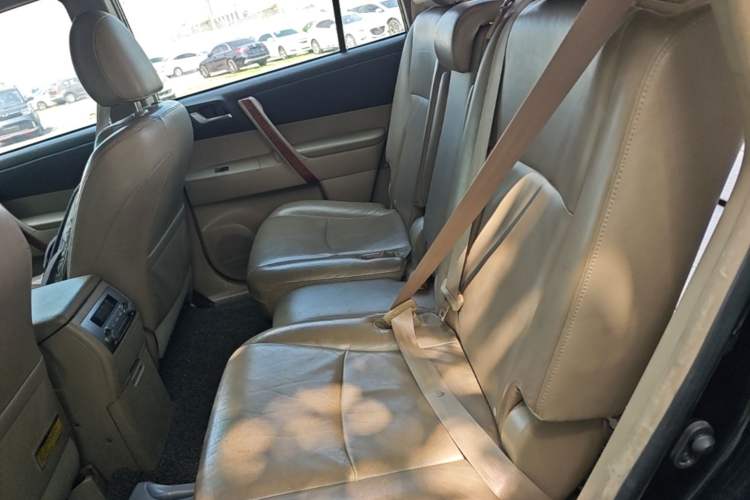 Used Toyota Highlander 2011 2.7L Two-Wheel Drive 7-Seater Supreme Edition Left Rear Seat