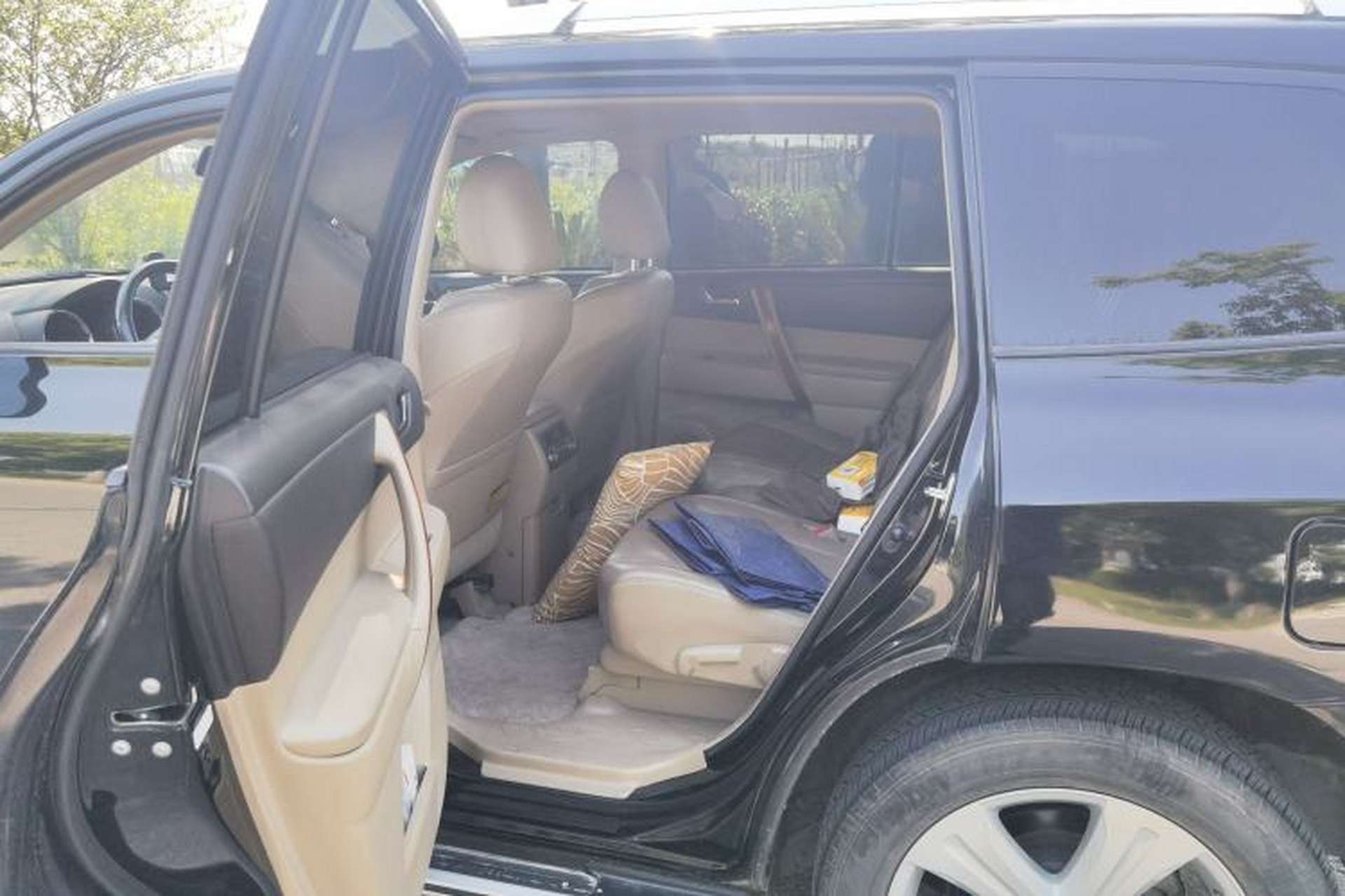 Used Toyota Highlander 2011 2.7L Two-Wheel Drive 7-Seater Supreme Edition Left Rear Seat