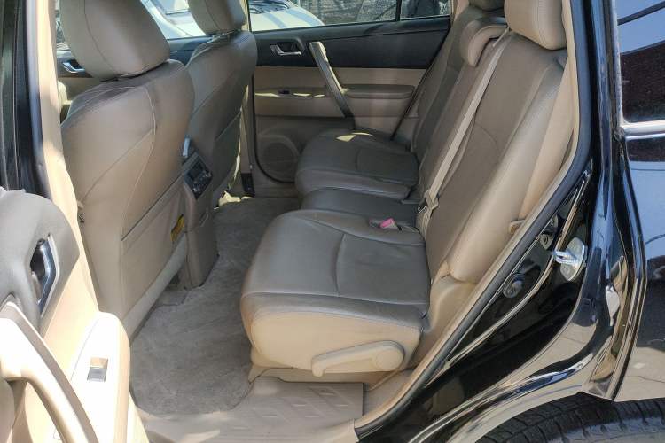 Used Toyota Highlander 2011 2.7L Two-Wheel Drive 7-Seater Luxury Edition Left Rear Seat