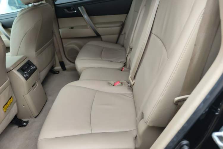 Used Toyota Highlander 2011 2.7L Two-Wheel Drive 7-Seater Luxury Edition Left Rear Seat