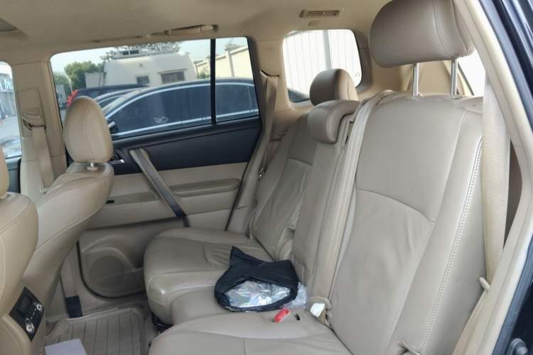 Used Toyota Highlander 2011 2.7L Two-Wheel Drive 7-Seater Luxury Edition Left Rear Seat