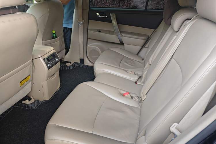 Used Toyota Highlander 2011 2.7L Two-Wheel Drive 7-Seater Luxury Navigation Edition Left Rear Seat