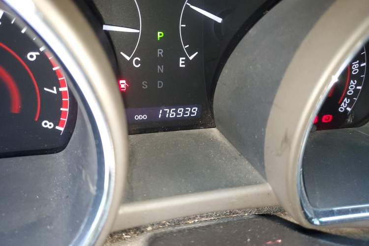 Used Toyota Highlander 2011 2.7L Two-Wheel Drive 7-Seater Elite Edition Odometer Close Up
