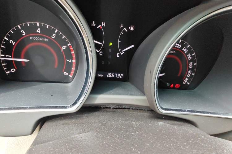 Used Toyota Highlander 2011 2.7L Two-Wheel Drive 5-Seater Sport Edition Odometer Close Up