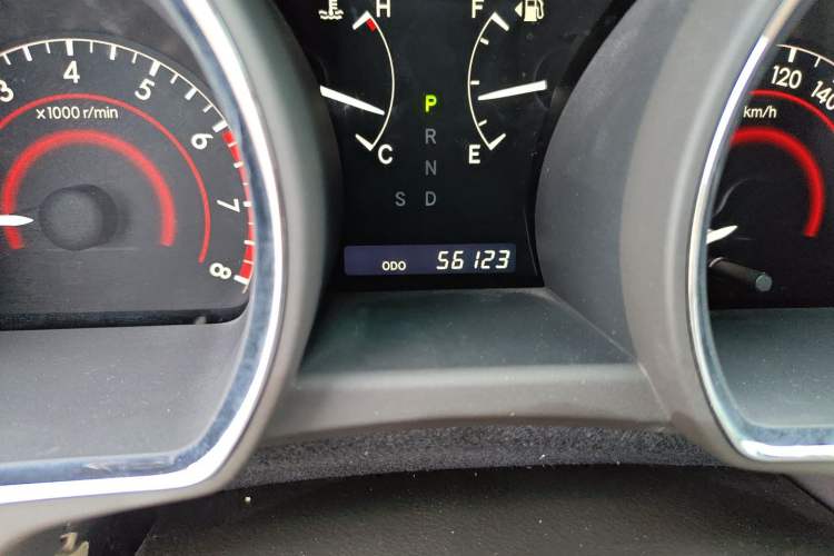 Used Toyota Highlander 2011 2.7L Two-Wheel Drive 7-Seater Luxury Navigation Edition Odometer Close Up