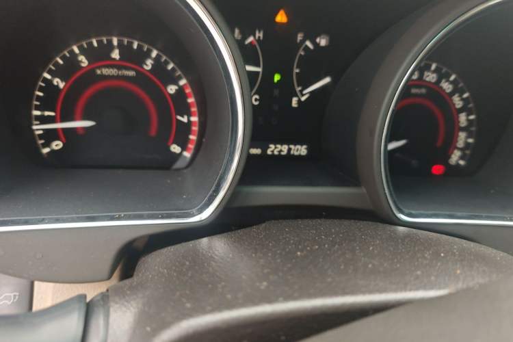 Used Toyota Highlander 2011 2.7L Two-Wheel Drive 7-Seater Supreme Edition Odometer Close Up