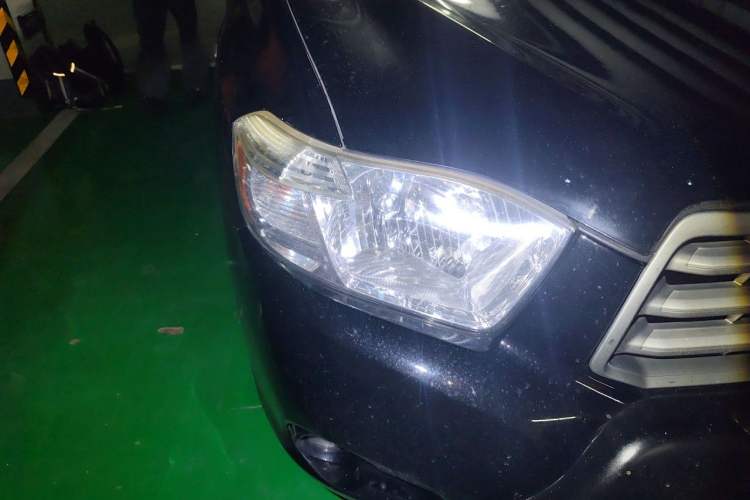 Used Toyota Highlander 2011 2.7L Two-Wheel Drive 7-Seater Elite Edition Right Front Headlight