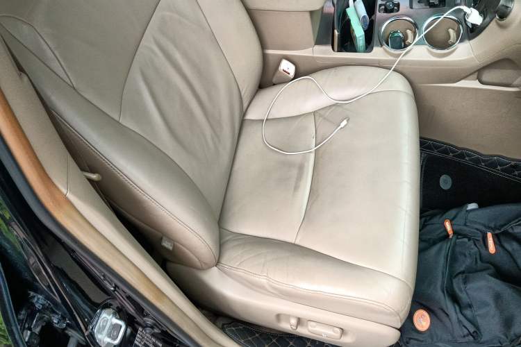 Used Toyota Highlander 2011 2.7L Two-Wheel Drive 7-Seater Luxury Navigation Edition Right Front Seat