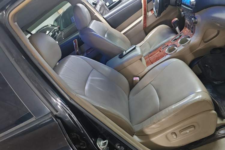 Used Toyota Highlander 2011 2.7L Two-Wheel Drive 7-Seater Luxury Edition Right Front Seat